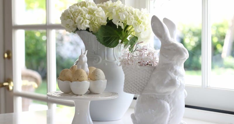пасхальные яйца и цветы в вазе, на столе, на празднике Пасха